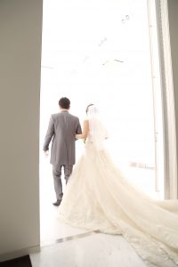 秋晴れの空に恵まれた独立式チャペルでの結婚式